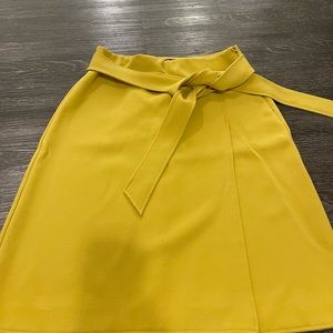 Ann Taylor size 6P mustard skirt